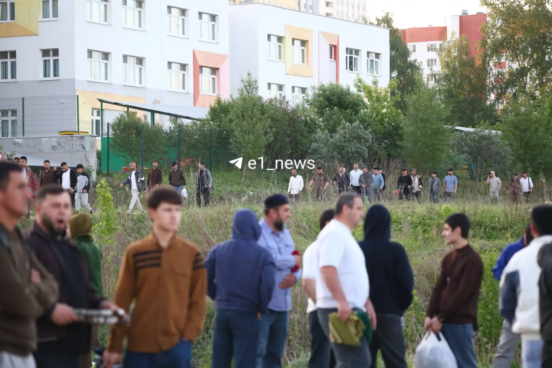 🤲 Тысячи мусульман собрались рано утром на Сортировке в духовном центре  В 5:30 начался намаз. Сегод