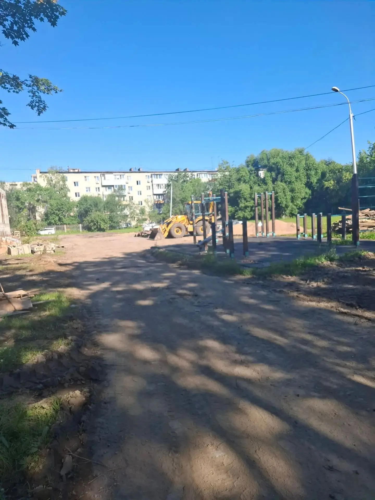 Благоустройство 87 школы в рамках капитального ремонта идёт полным ходом. Вырублены старые деревья, 