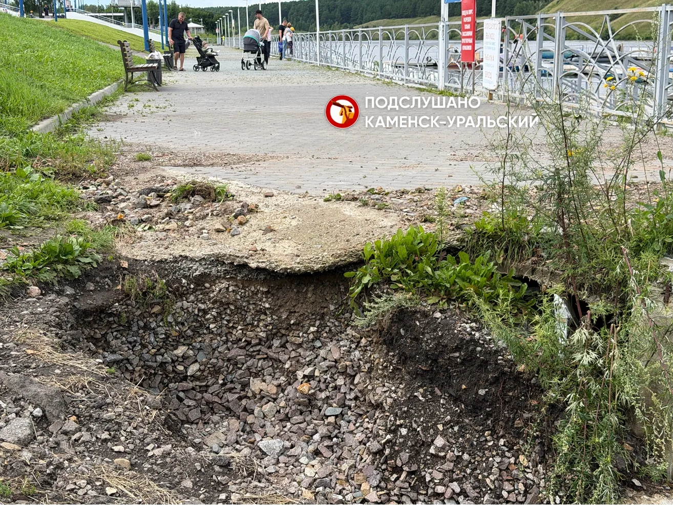 ❗ В Каменске-Уральском из-за сильных дождей начала разрушаться набережная на лодочной с...