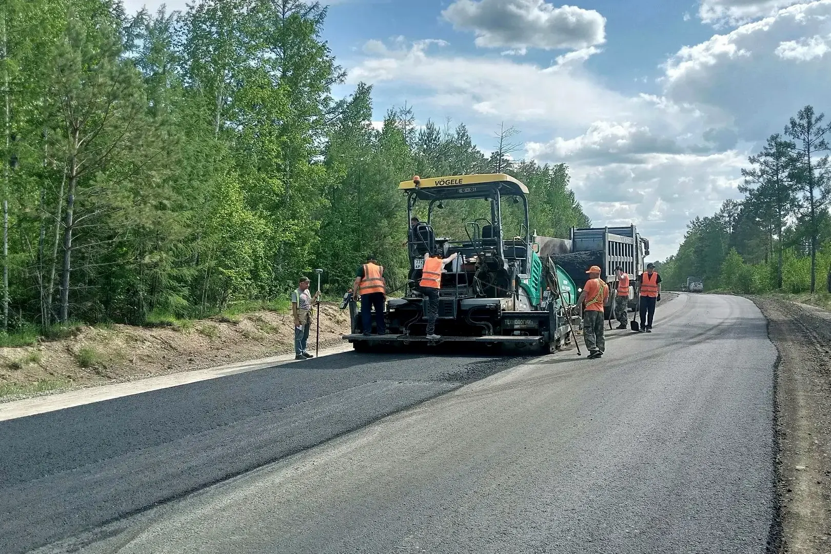 🛣️На трассе Зея – Тыгда стартовала укладка асфальта

На каких участках кипит работа:

🚜 61 км - на