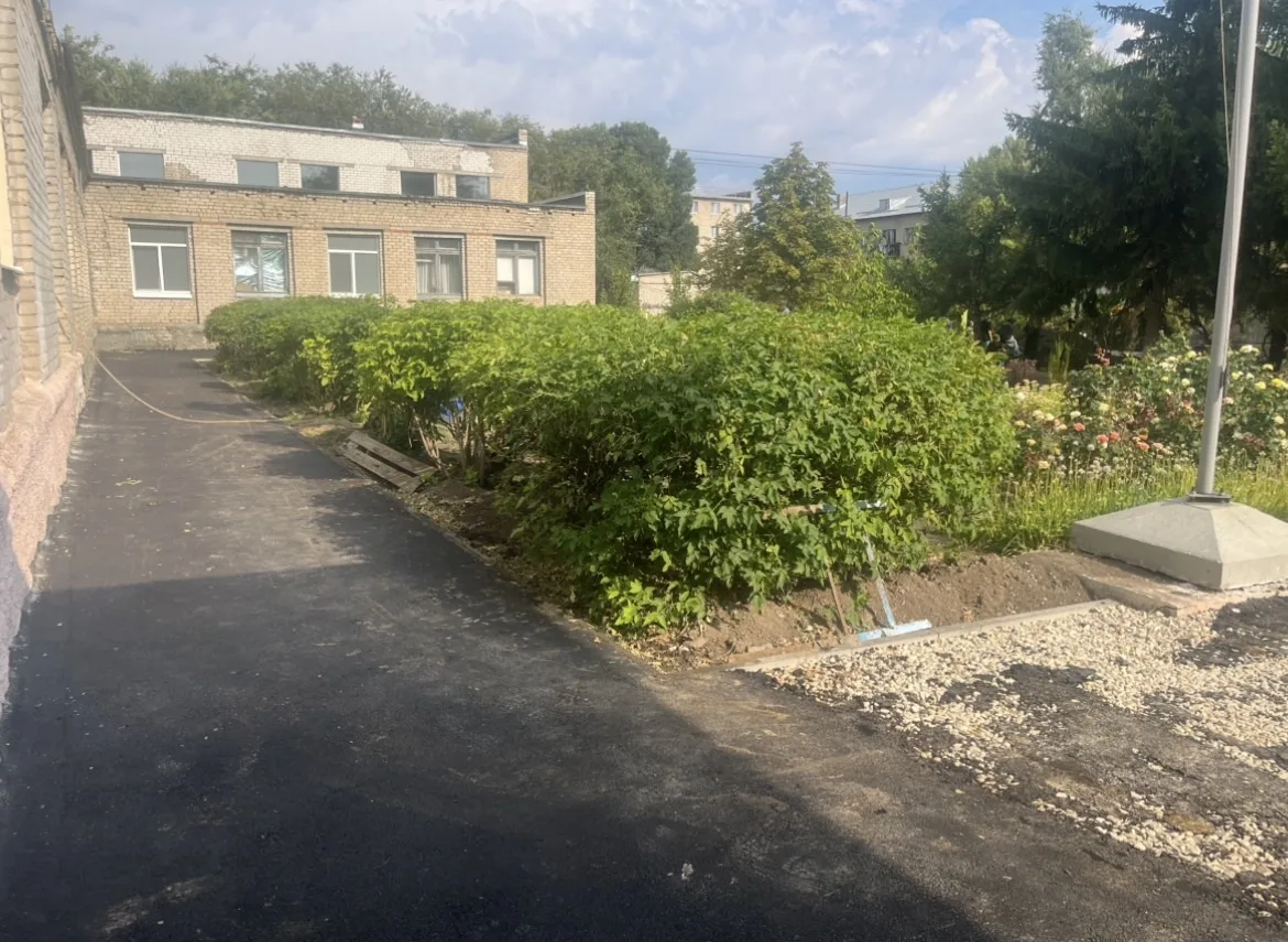 На пришкольной территории продолжаются работы по укладке асфальтового покрытия. В насто...