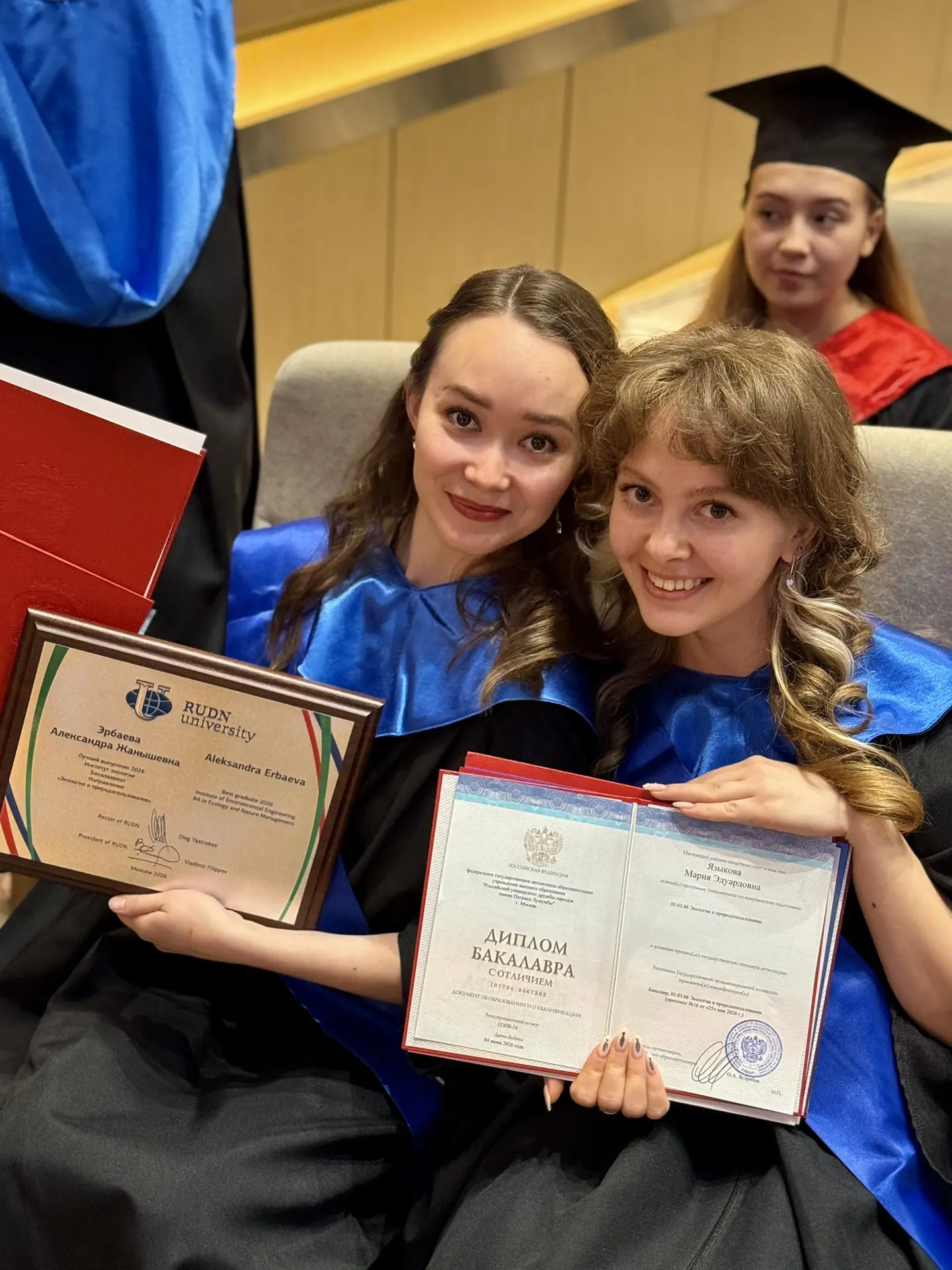 Утро началось с подсчета конфедераток — а значит, выпускные РУДН-2026 в разгаре! Первые кадры 📸

🎓