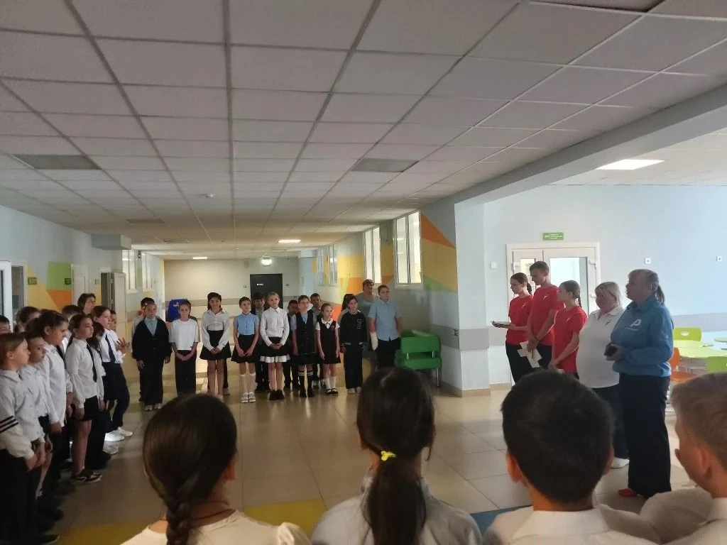 В День детских общественных объединений лицей пополнился «Первыми» и юнармейцами! 🚀🎖️
