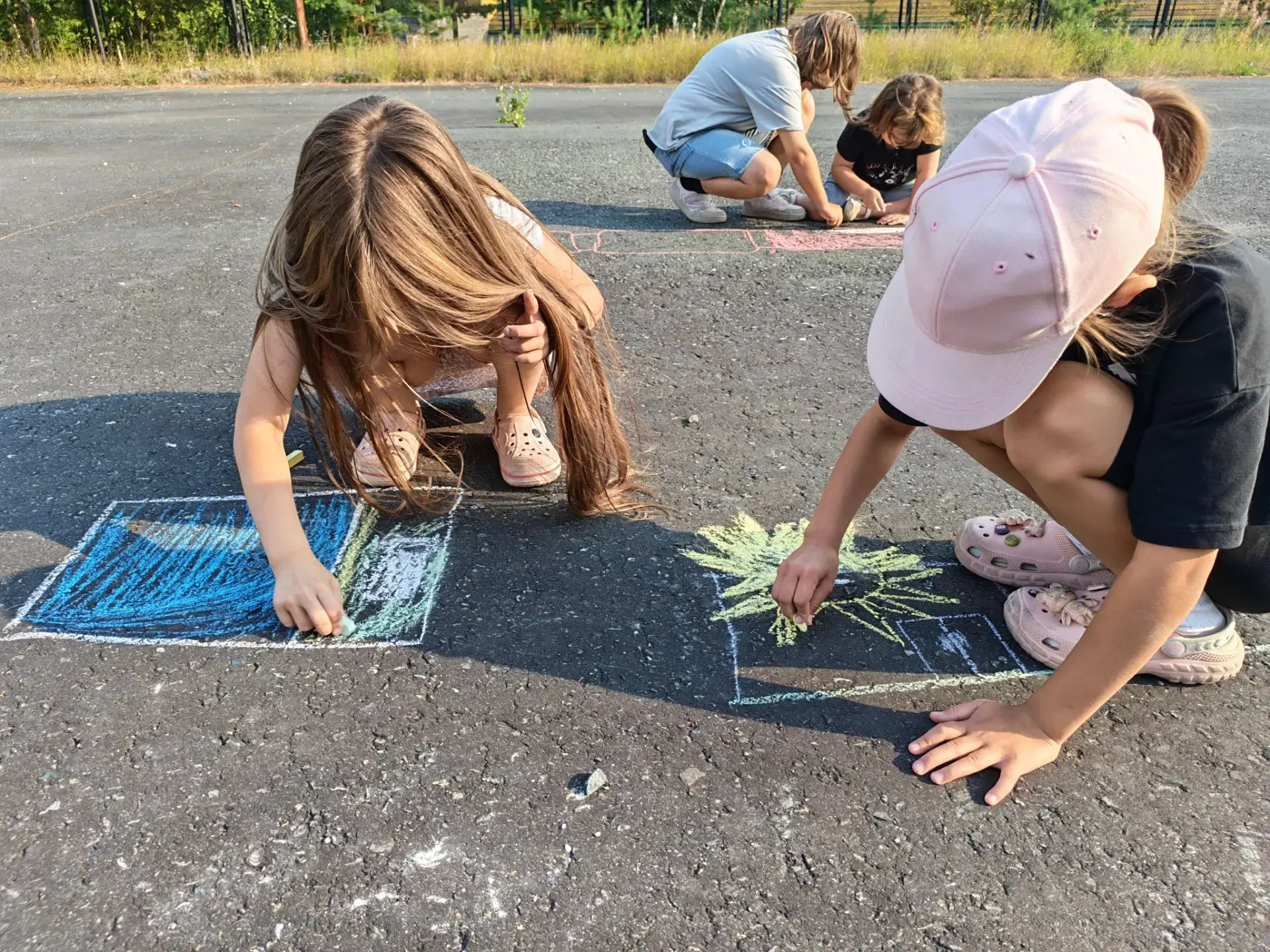 🎨 Палитра лета: раскрашиваем асфальт цветными мелками!