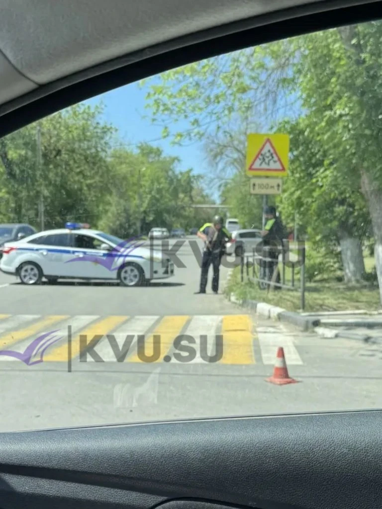‼️В Шахтах перекрыли дорогу в районе шестого лицея.   На месте работают правоохранительные органы. П