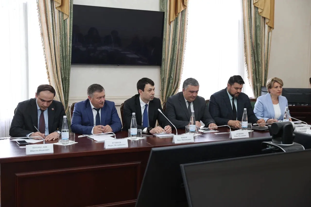 Сегодня в малом зале Дома правительства Карачаево-Черкесской Республики состоялось очередное заседан