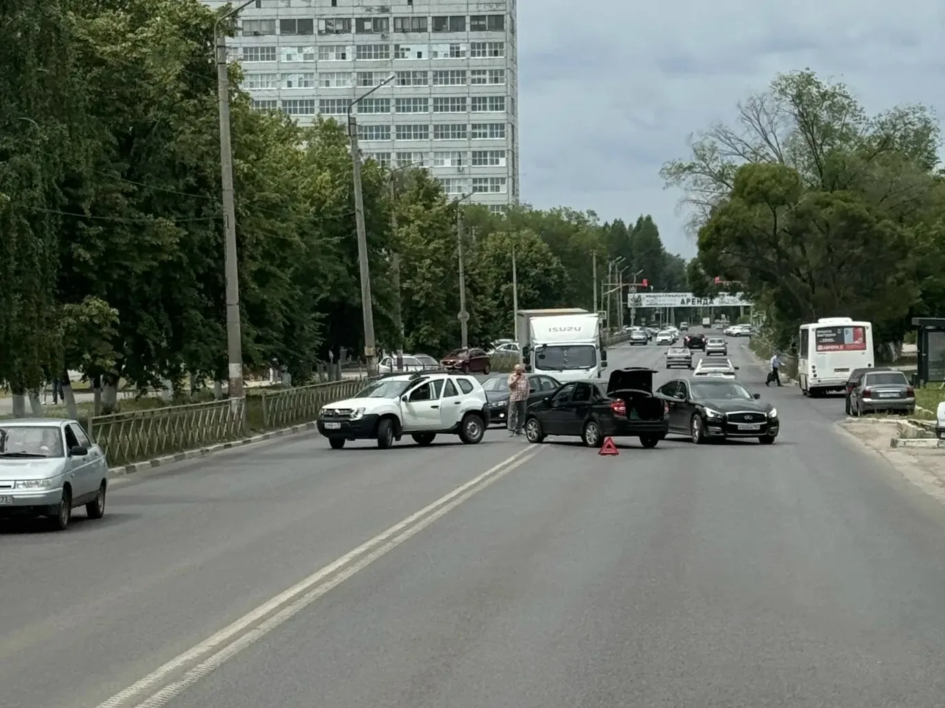 На улице Автостроителей, рядом с поликлиникой, произошло дорожно-транспортное происшест...