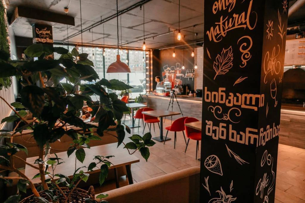 В грузинское кафе CAMPUS GRILL требуется: