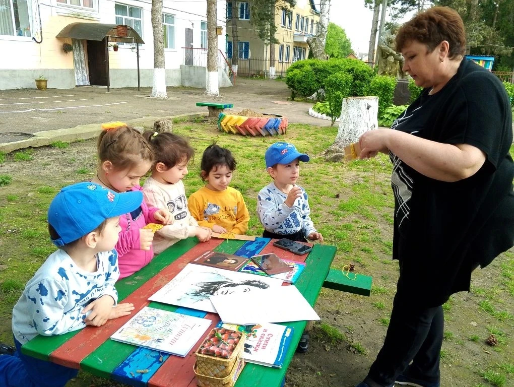 Сегодня в гости к нашим ребятам пришла библиотекарь Красной сельской библиотеки Шабаташ...