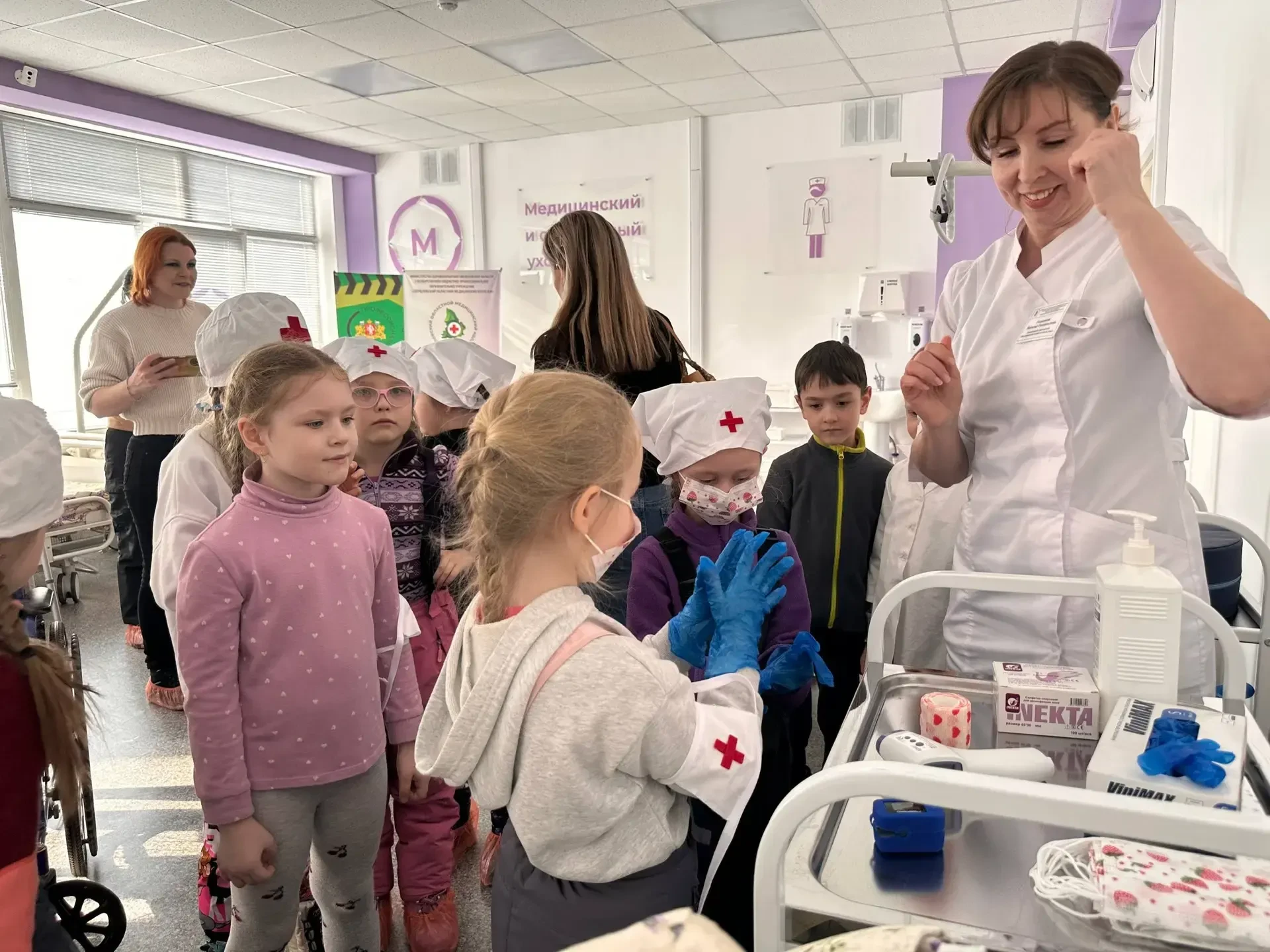 🩺 Любовь к медицине формируем с младых ногтей!  👩‍⚕ Маленькие гости - воспитанники детского сада "Ро
