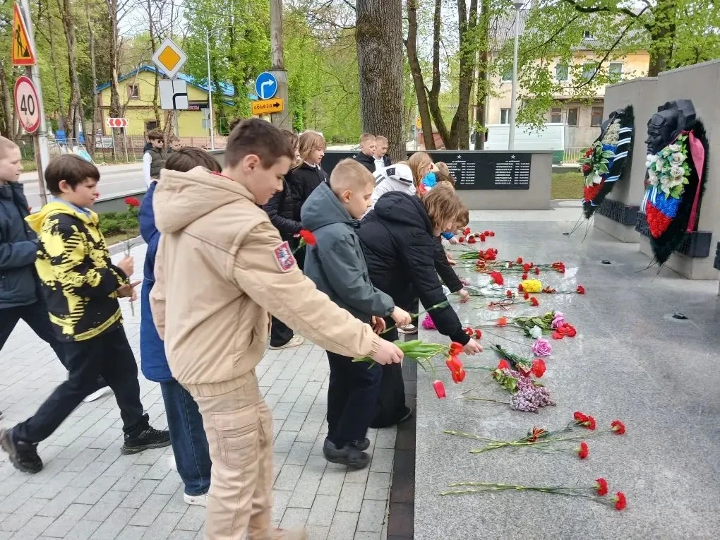 🕊️ На Мемориальном комплексе на братской могиле советских воинов в пос. им. А. Космодемьянского сост