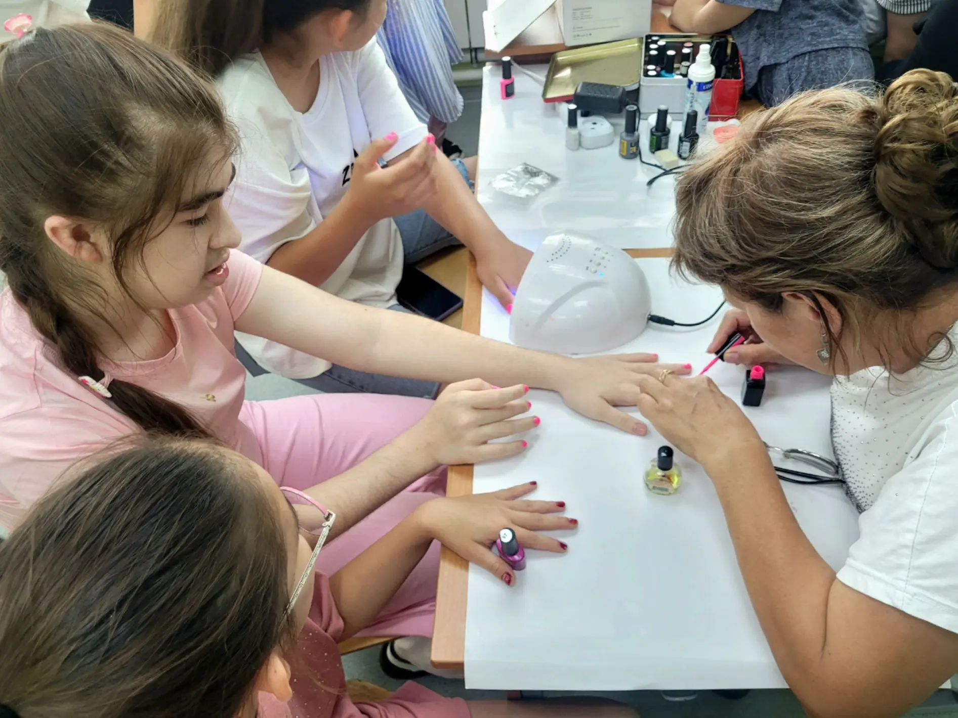 В нашем лагере прошёл увлекательный мастер-класс по маникюру! 💅
Девочки с большим интересом узнали 