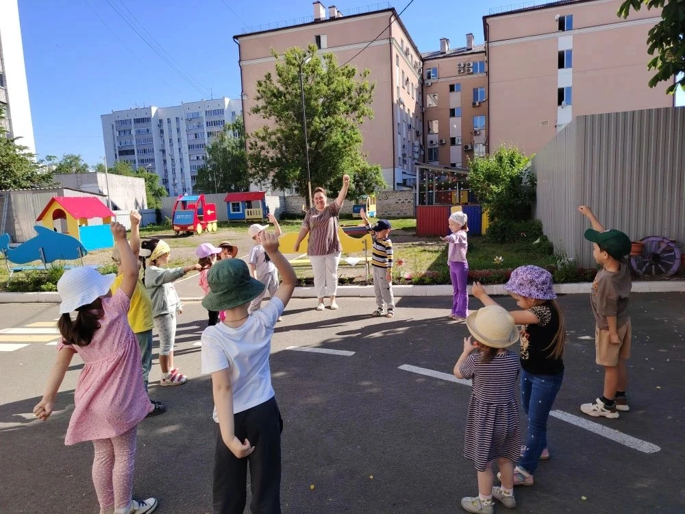 🌞Бакчабызда җәйге сәламәтлендерү чоры саф һавада үтә торган иртәнге гимнастикадан башл...