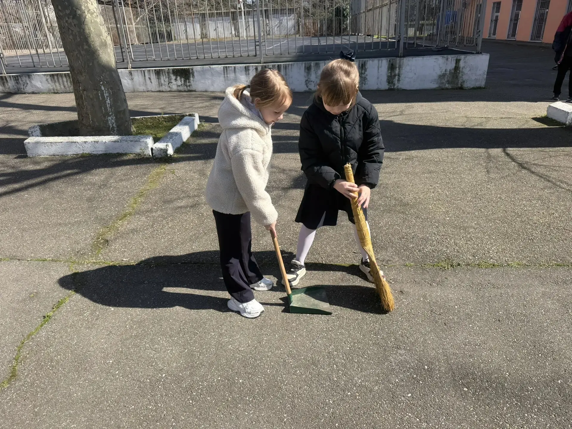 🧑‍🏫Труд, забота и экология: «Зелёный шаг» наших Первых! 🧹🌱  Сегодняшний день в нашей школе прошёл по