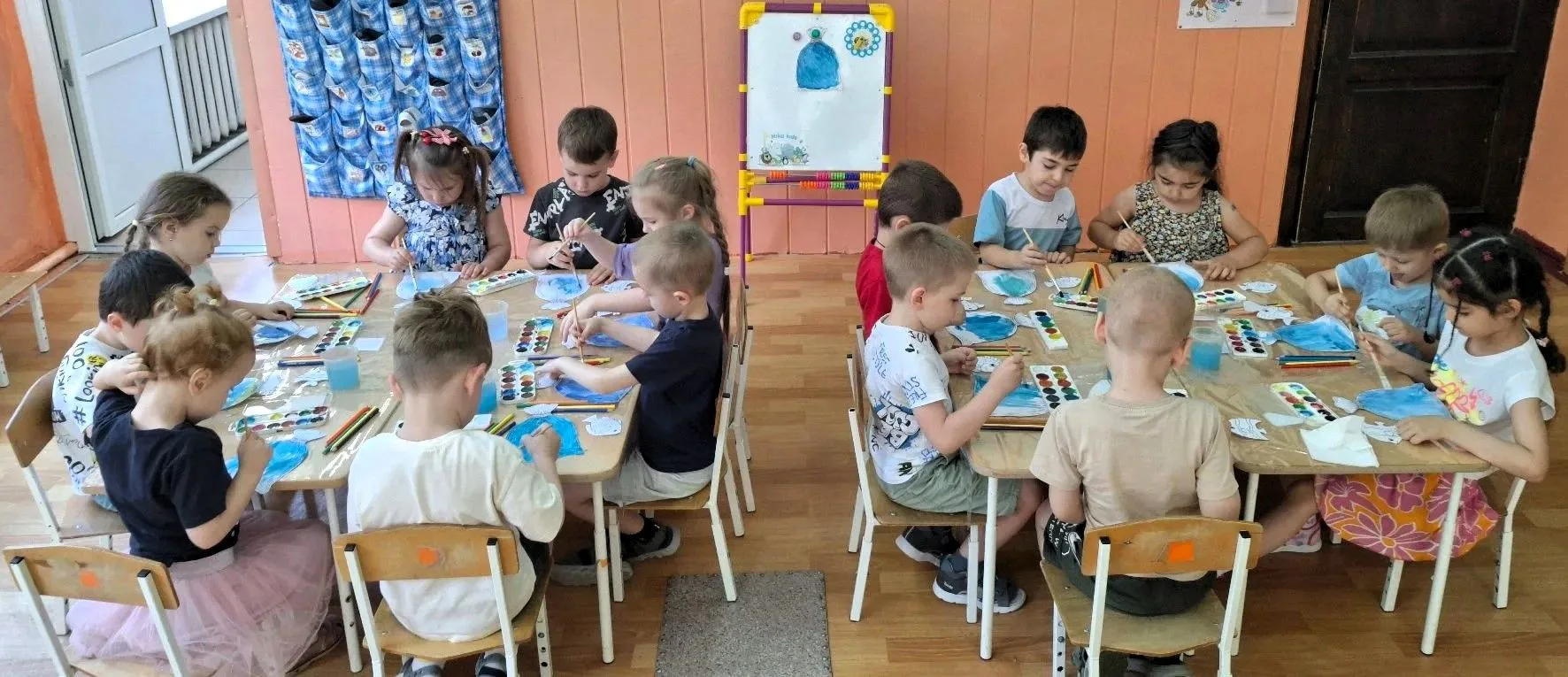 В средних группах №3,5 прошло увлекательное занятие по рисованию на тему «Рыбки плавают в воде»🐟. Д