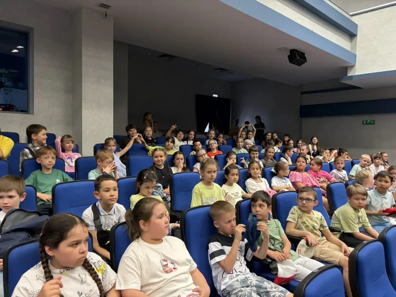 Важные уроки безопасности на сцене: Спектакль «Правильное мышление»! 🎭🚦🤝 📍В нашей школе всегда кипит