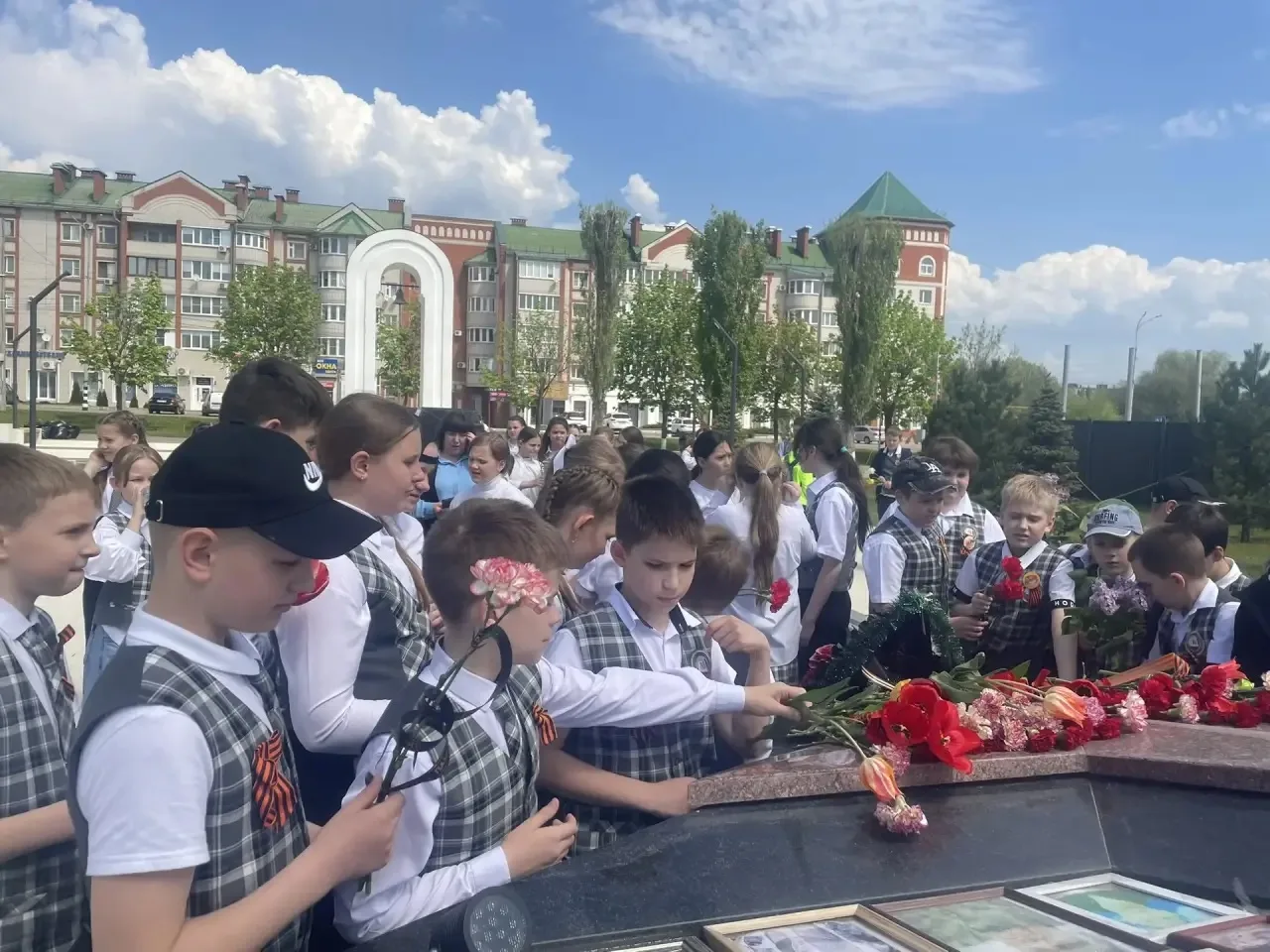 🤝 Память не имеет возраста.  Вчера учащиеся 4‑х классов г. Россоши посетили памятник погибшим при ис