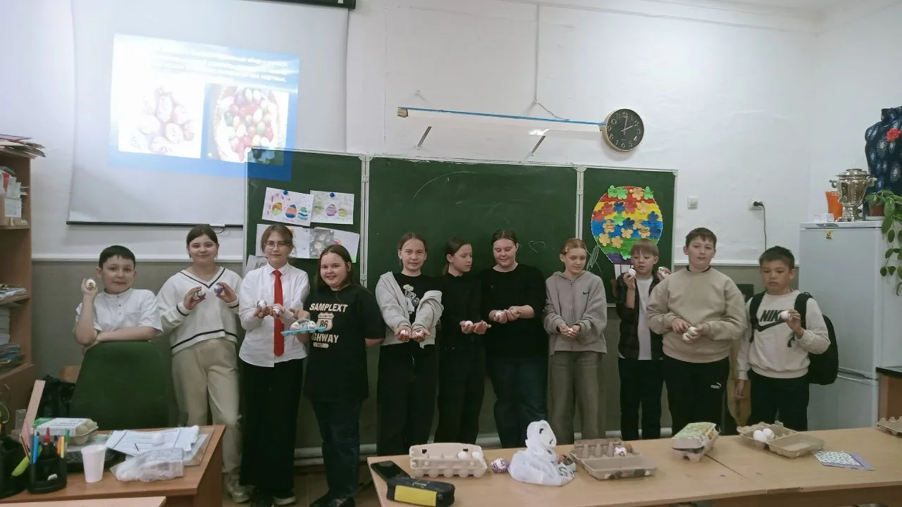 В преддверии праздника Пасха, в 5 классе прошёл мастер- класс по украшению яиц . Ребята с классным р