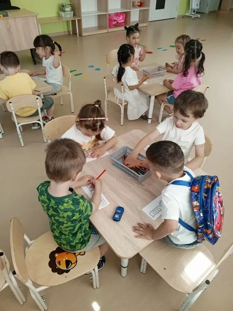 🎨 Необычное рисование в детском саду: превращаем краски в браслетик!

В наших группах прошло творче