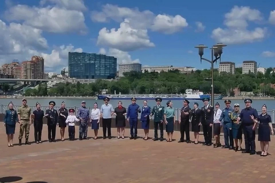 🇷🇺 Силовики Ростовской области записали клип на песню «Россия»

Полицейские, спасатели, росгвардей