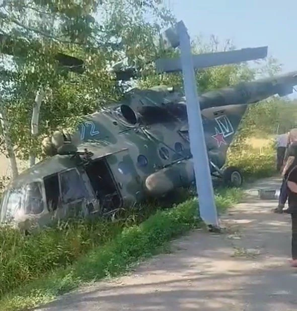 Процесс жесткой посадки вертолета Ми-8 на обочине дороги и его последствия, Сахалин.