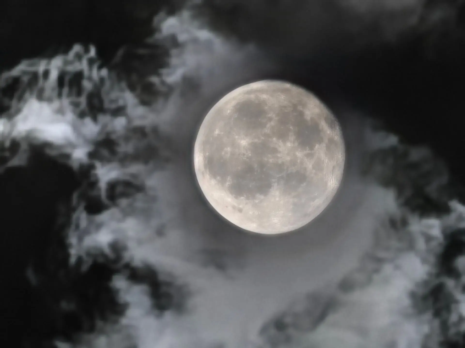 Луна в облаках