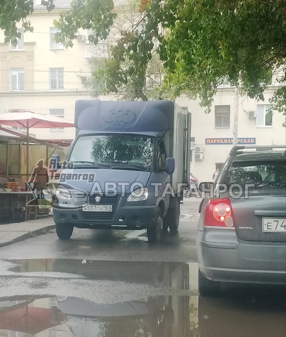 Вот такое чудо на Газели, перегородил выезд в районе рыка на свободе. На просьбы немног...