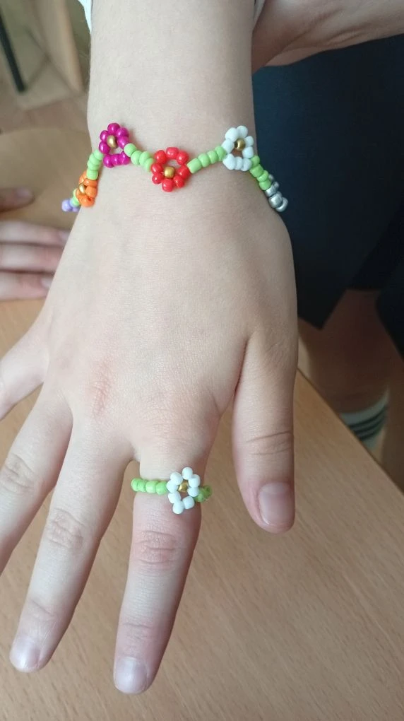 ✨ Лето уже близко! ✨

Ребята на занятиях постарались на славу и сплели яркие летние фенечки из бисер