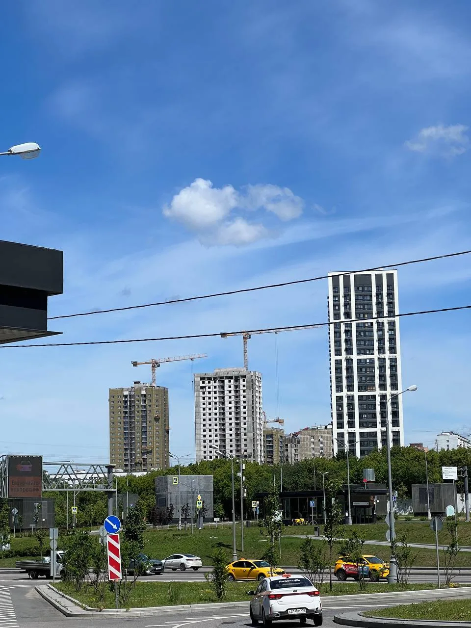 🏗На Матвеевской виден прогресс в стройке домов по реновации. Один из них уже начали об...