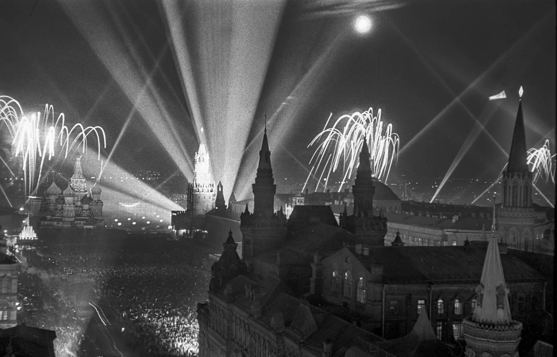 9 мая 1945 года  Ранним утром 9 мая московское радио зачитало приказ Верховного Главнокомандующего и