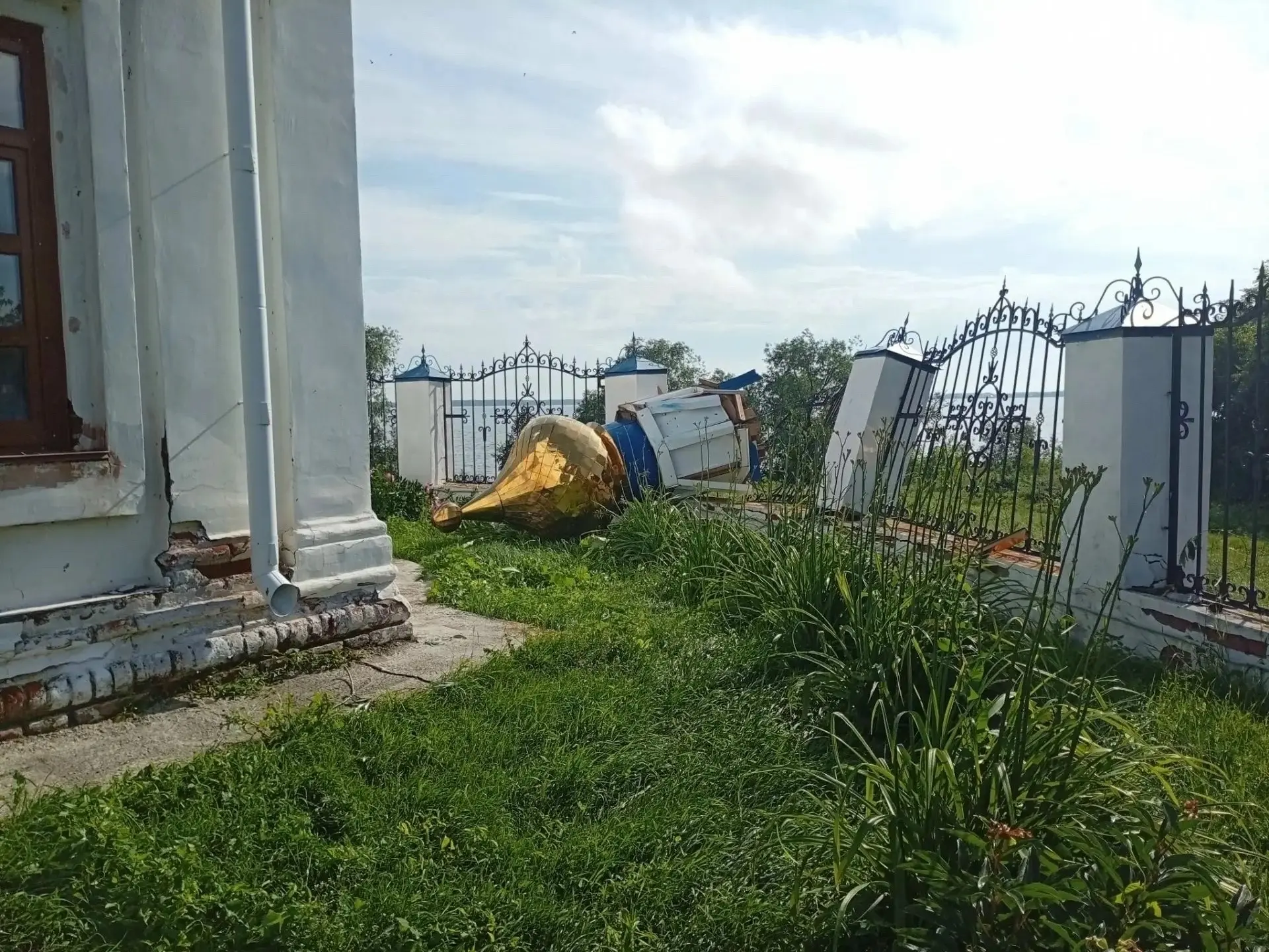 В Большом Куяше у храма Покрова Пресвятой Богородицы случилась беда. Ночной ураган сорв...