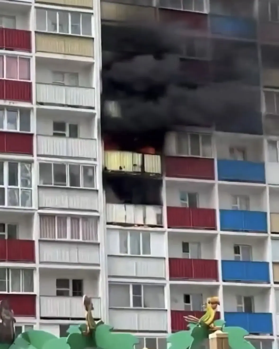 Людей вытаскивают при помощи крана в пожаре на Твардовского 🤯