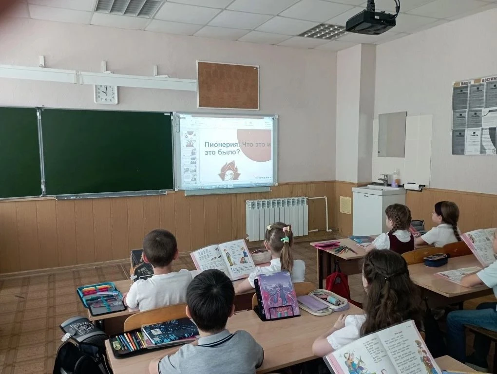 В нашей школе прошли классные часы, посвященные Дню пионерии!