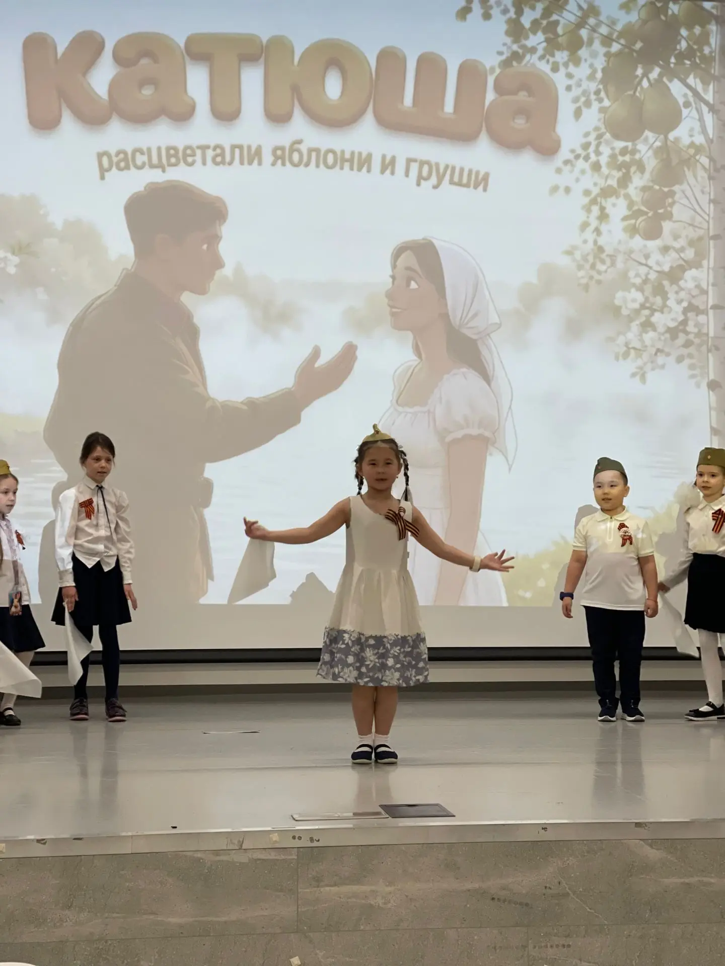 Маленькие актёры — большая история: как прошла инсценировка военной песни в начальной школе  Вчера в