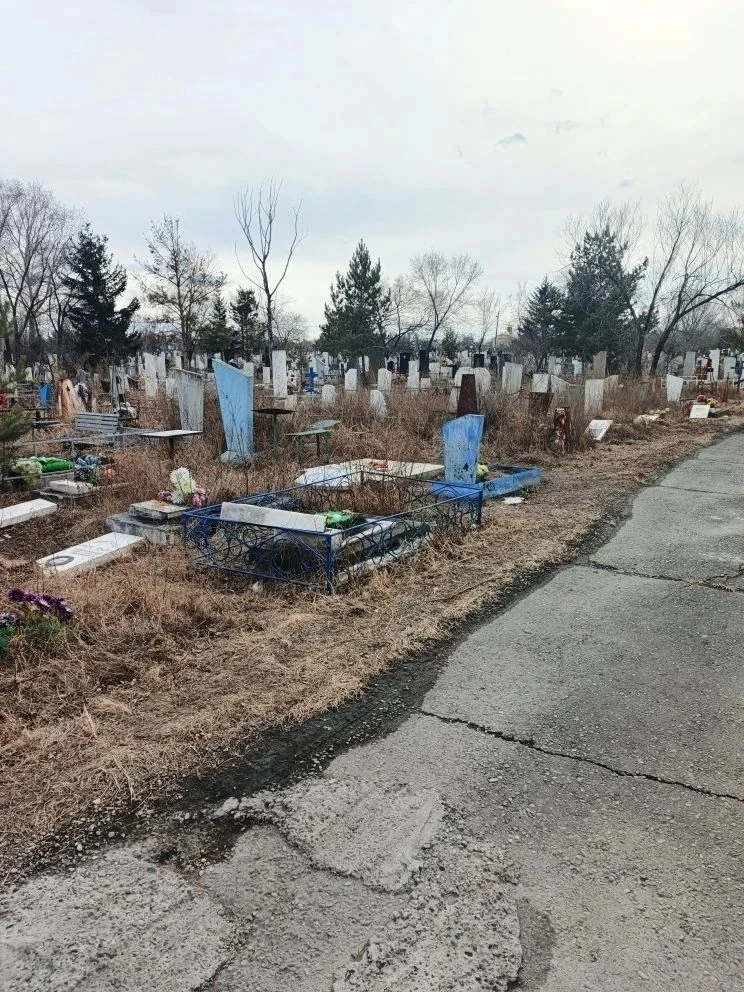 В Черногорске вандалы разрушили более 20 памятников на городском кладбище  Сотрудники Черногорского 