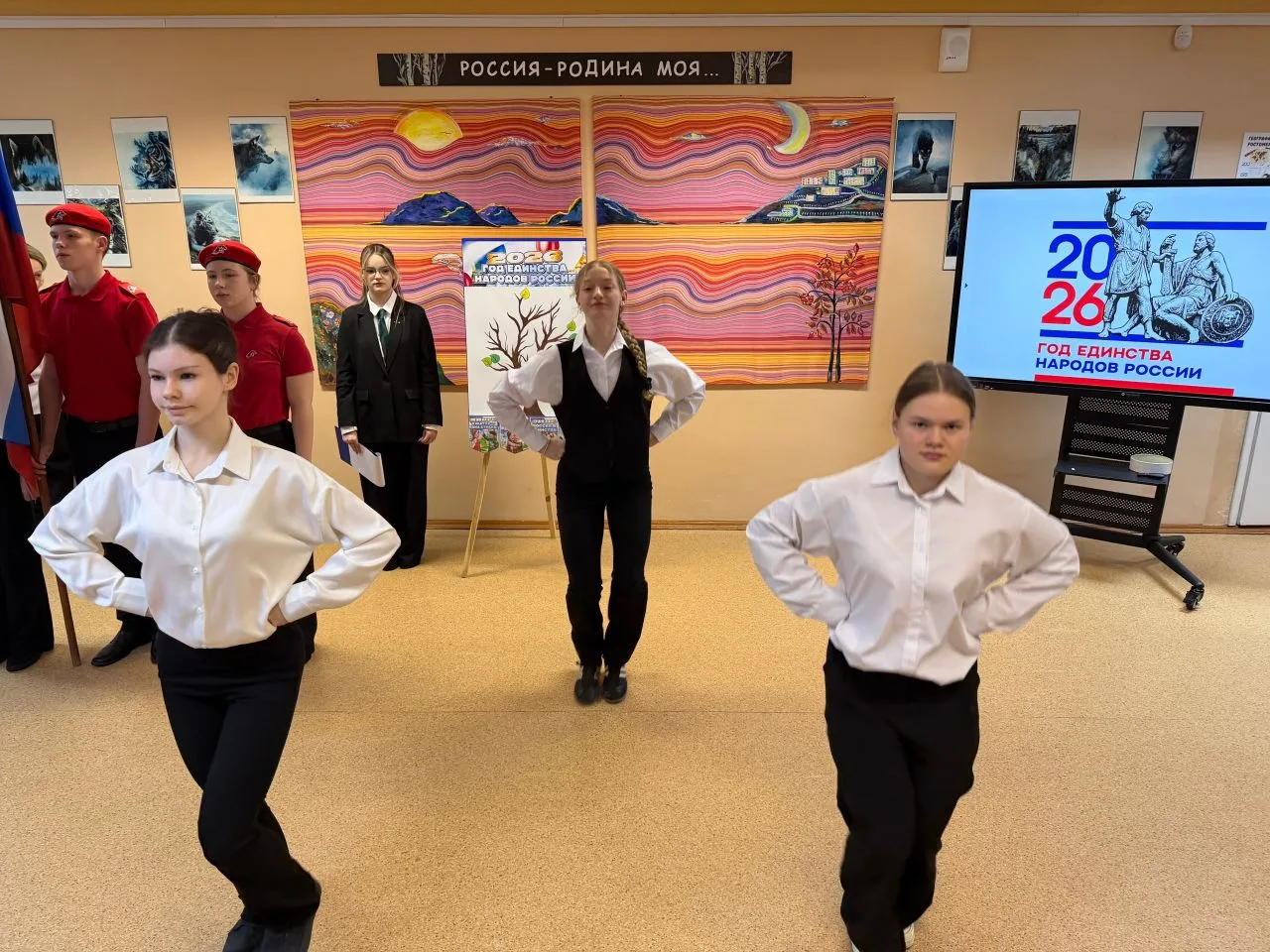 🎉🇷🇺 Торжественная линейка, посвященная году единства народов России 🇷🇺🎉  Сегодня в гимназии состояла