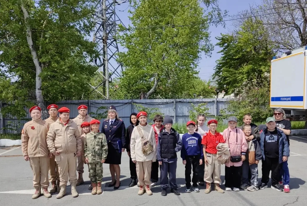 🚨 ПАТРИОТИЧЕСКИЙ ОТРЯД В ГОСТЯХ У ПОЛИЦИИ

Бойцы нашего патриотического отряда пришкольного лагеря 