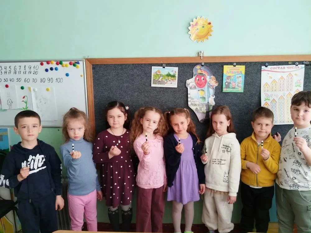 К профессиональному празднику работников ГИ БДД , дети группы " Колосок ", сделали пода...