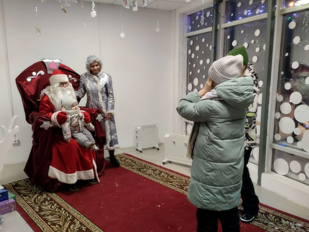 Вчера в Резиденции Деда Мороза каждый желающий мог сделать памятное фото, рассказать ст...