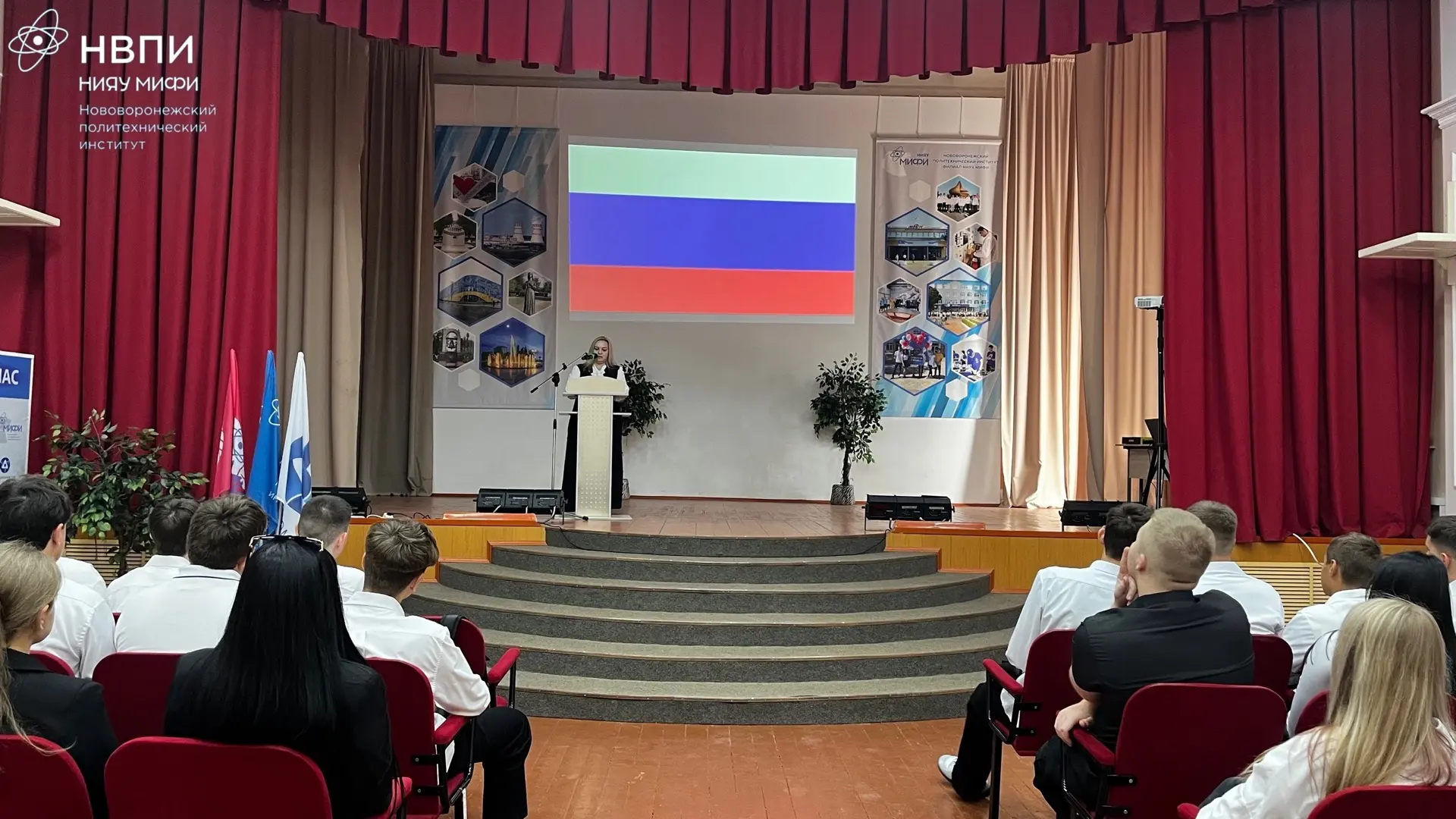 🇷🇺 Новая неделя — новые знания и вершины! 📚