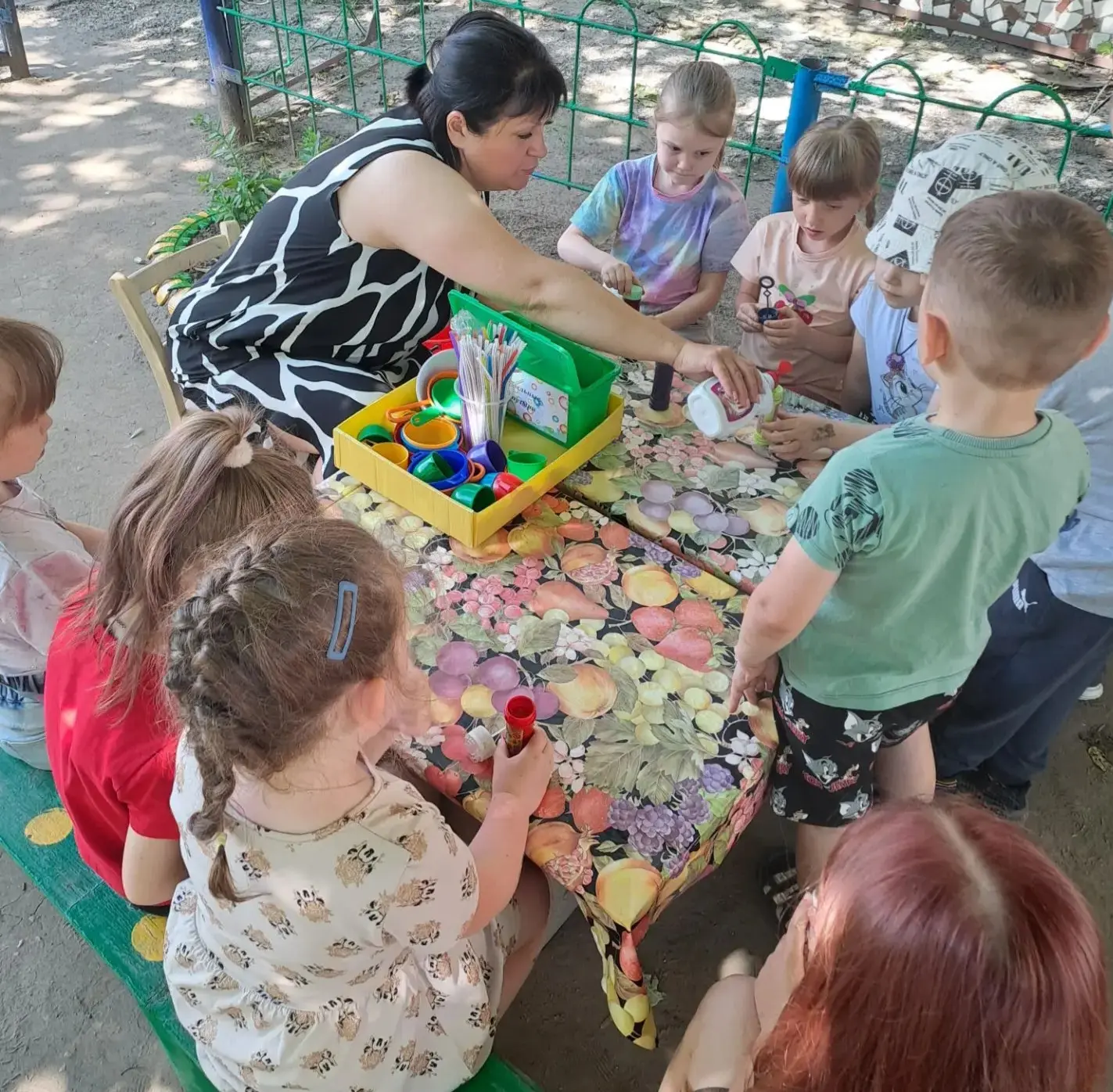 Летом на прогулке в детском саду исследовательская деятельность с мыльными пузырями — это и веселье,