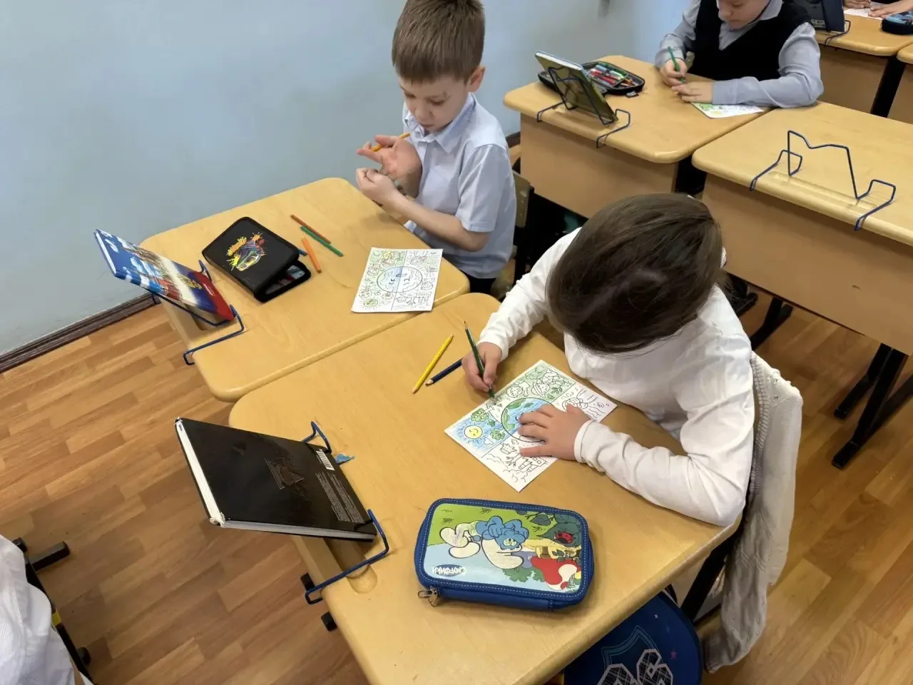 🗓️ Сегодня в школе на уроке «Разговоры о важном» прошло занятие «День Земли- каждый день». Школьники