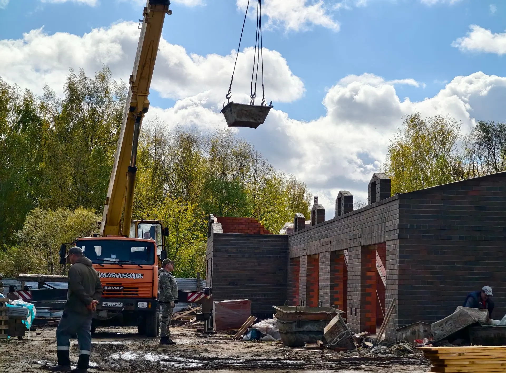 🏗 Хорошая динамика на стройплощадке новой базы детского морского центра. На берегу Вол...