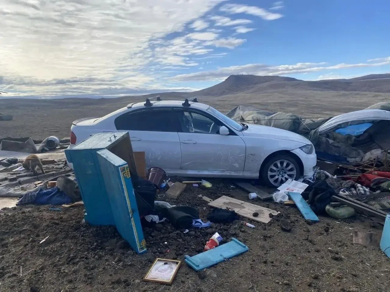 ⚡️В Кызылском районе водитель BMW врезался в юрту с человеком внутри.