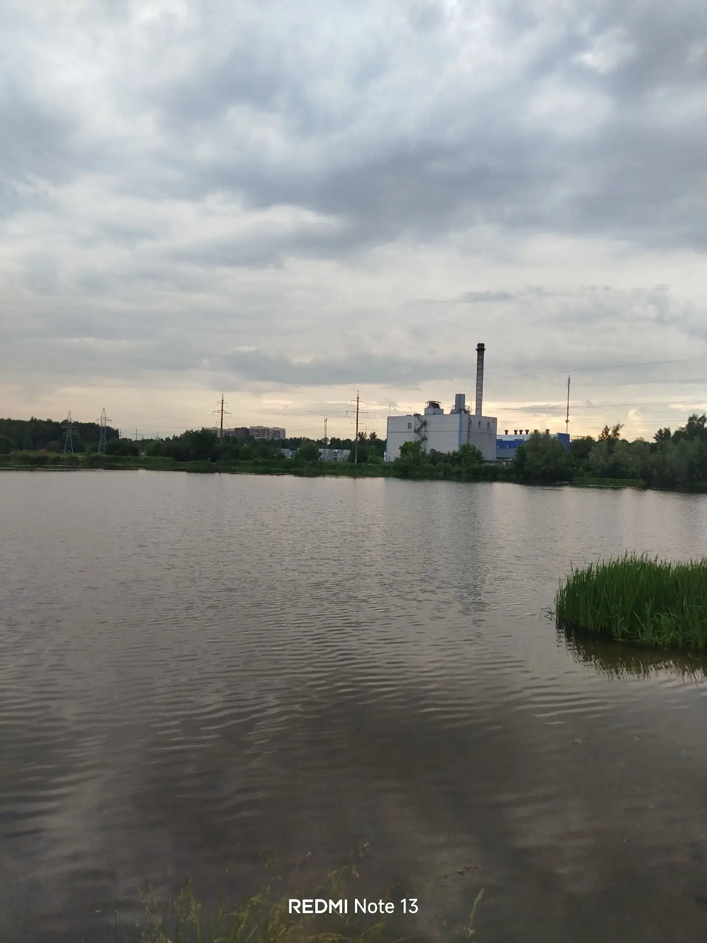 🌿 В Подмосковье стартовали работы по расчистке водоёмов.
