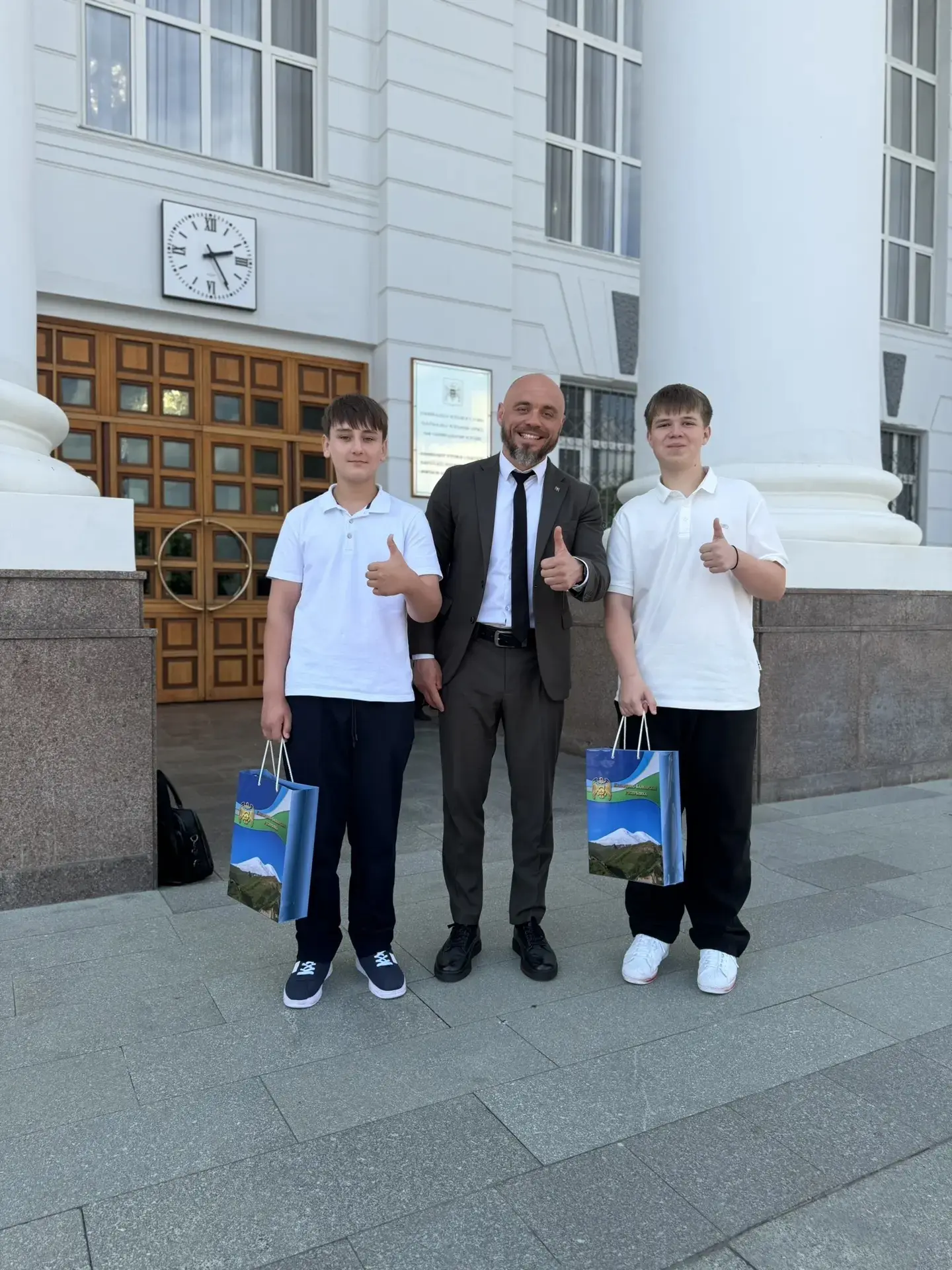 Сегодня в Доме Правительства, в торжественной обстановке, наши ребята —  получили свои первые паспор