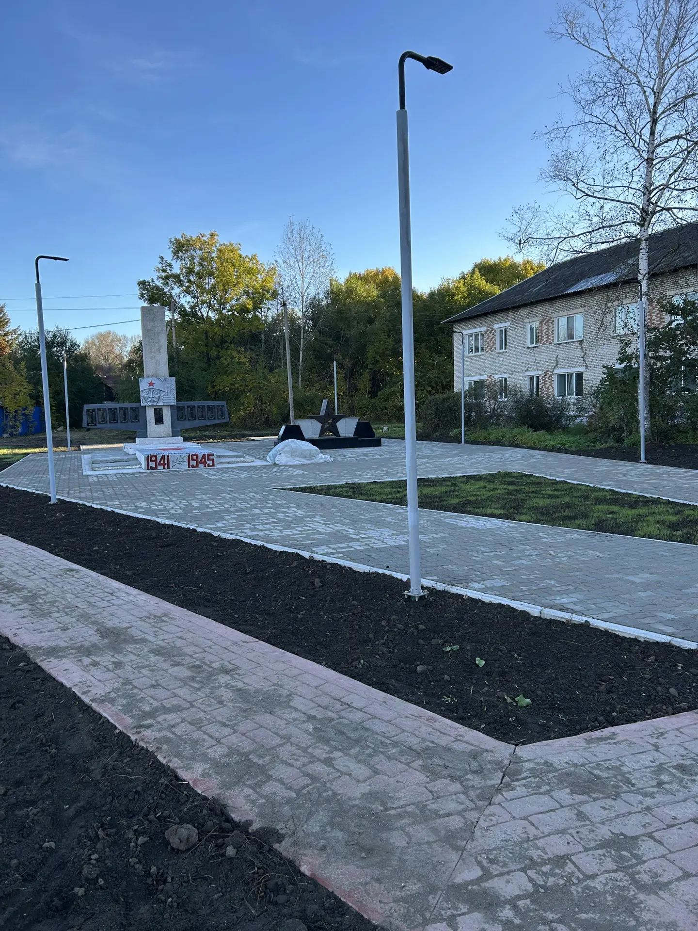 В поселке Бира завершаются работы по благоустройству территории Сквера Победы, выполняе...
