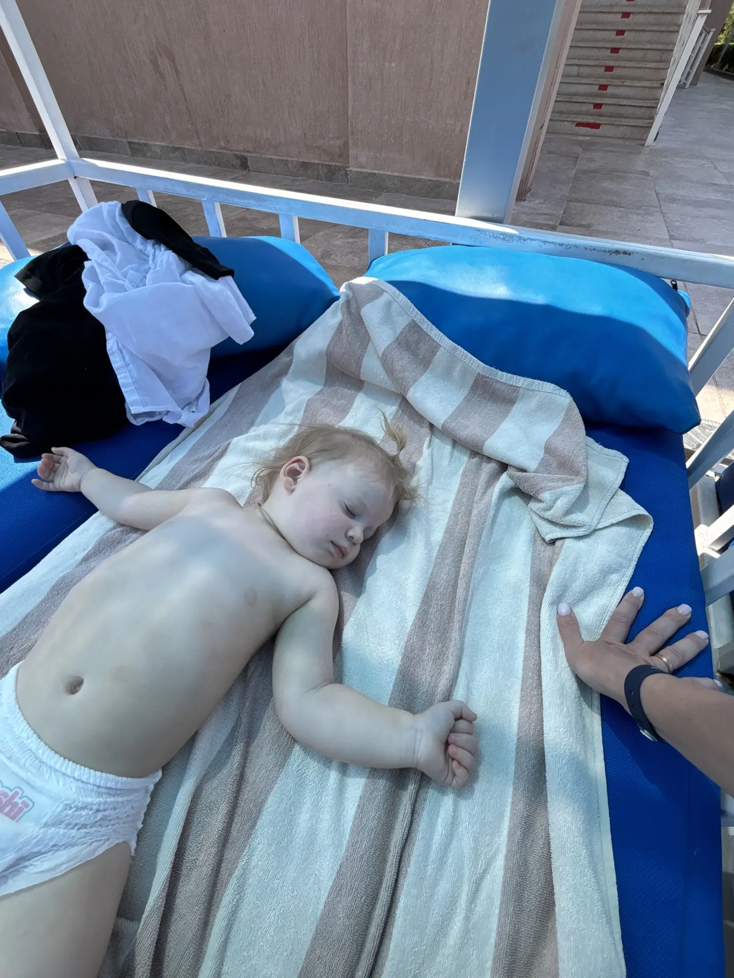 Отдых отдыхом, но сон по расписанию, я сразу приметила эти лежанки, всё вокруг свободно...
