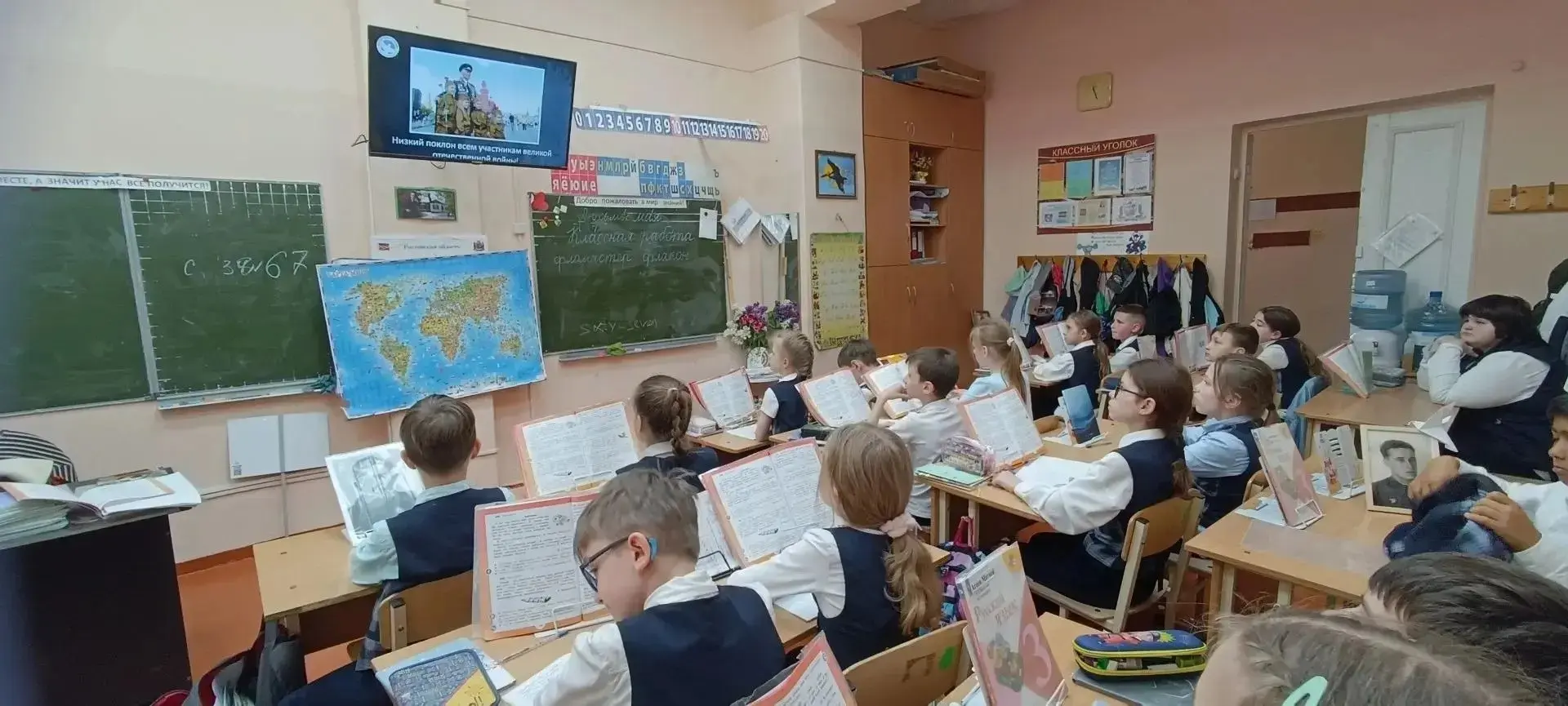 🕊️8 мая в лицее состоялся Всероссийский урок «День Победы» - важный разговор о главном празднике наш