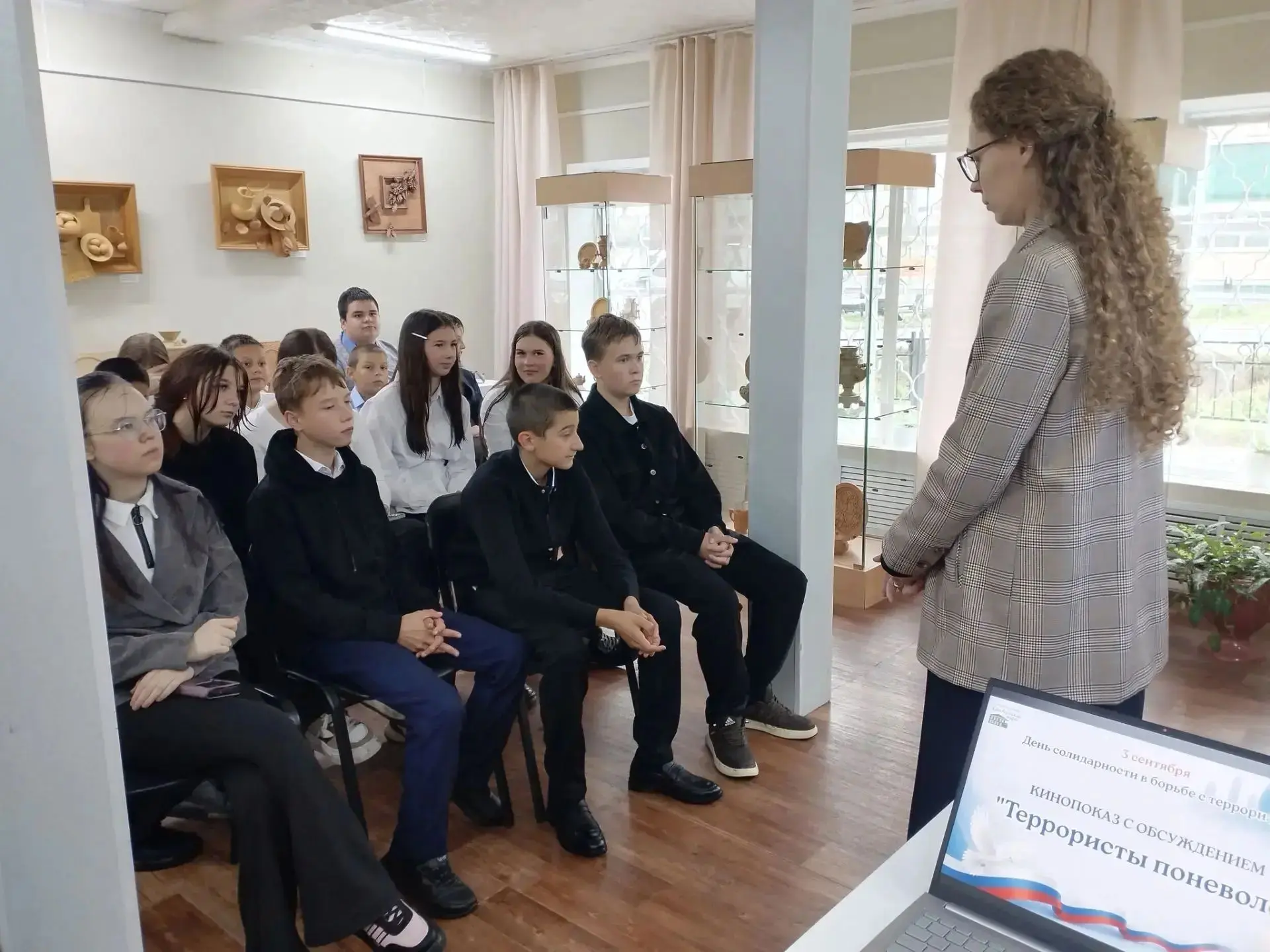 Важный разговор в стенах музея 🏛️
